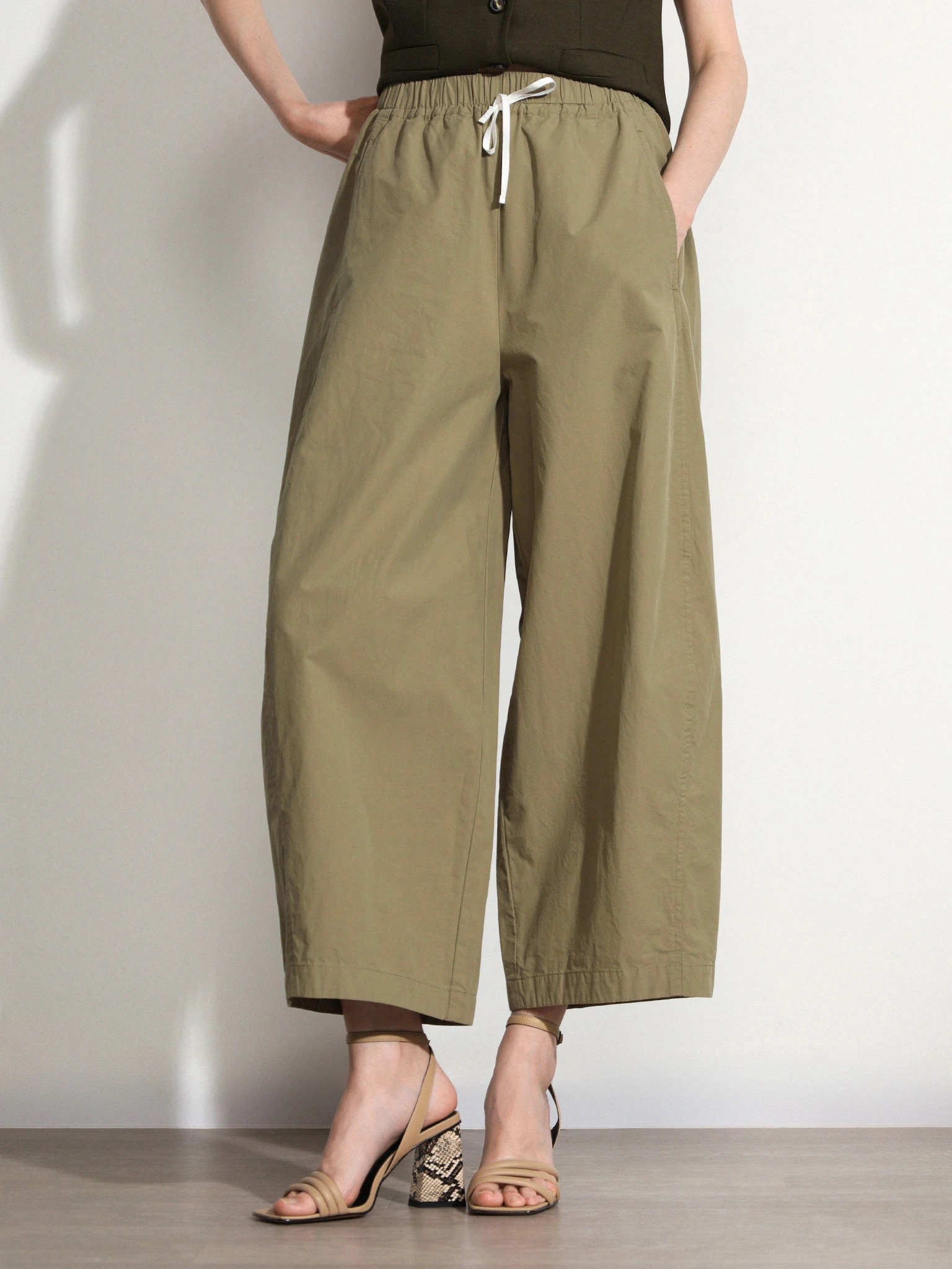 Брюки зеленого цвета из хлопка прямого кроя